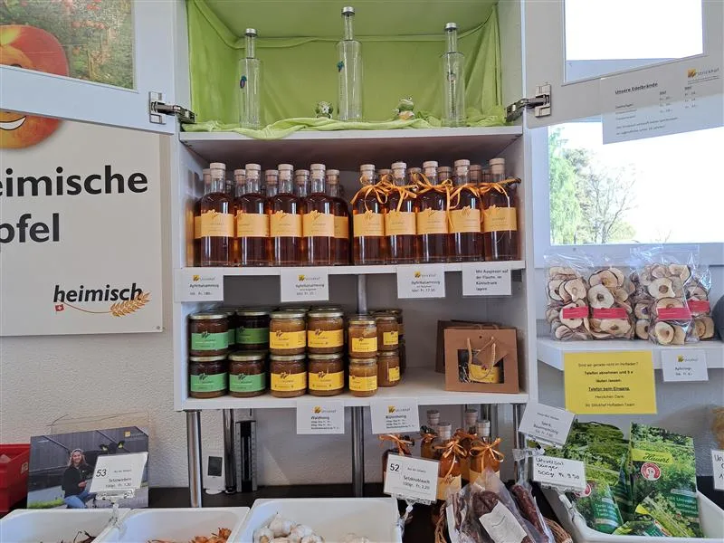 Vom Honig von den Strickhof-Bienen bis hin zu gedörrten Apfelringli – hier wird angeboten, was auf dem landwirtschaftlichen Ausbildungs- und Versuchsbetrieb produziert wird. Man sieht den Strickhof in Lindau.